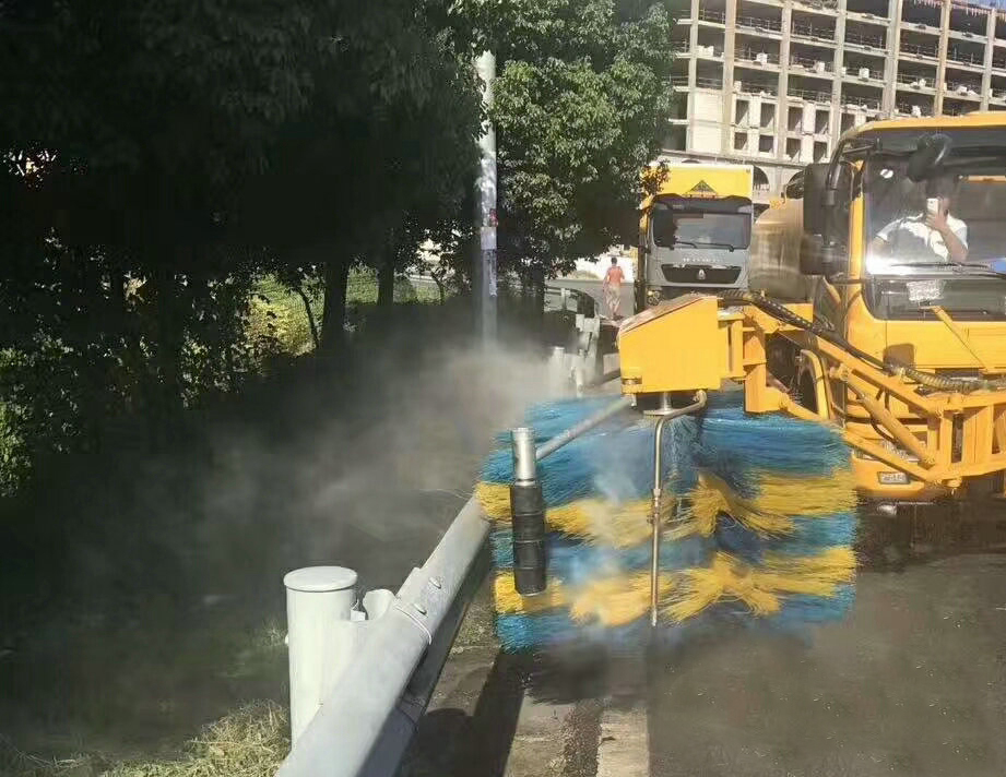 9方高速護(hù)欄清洗車