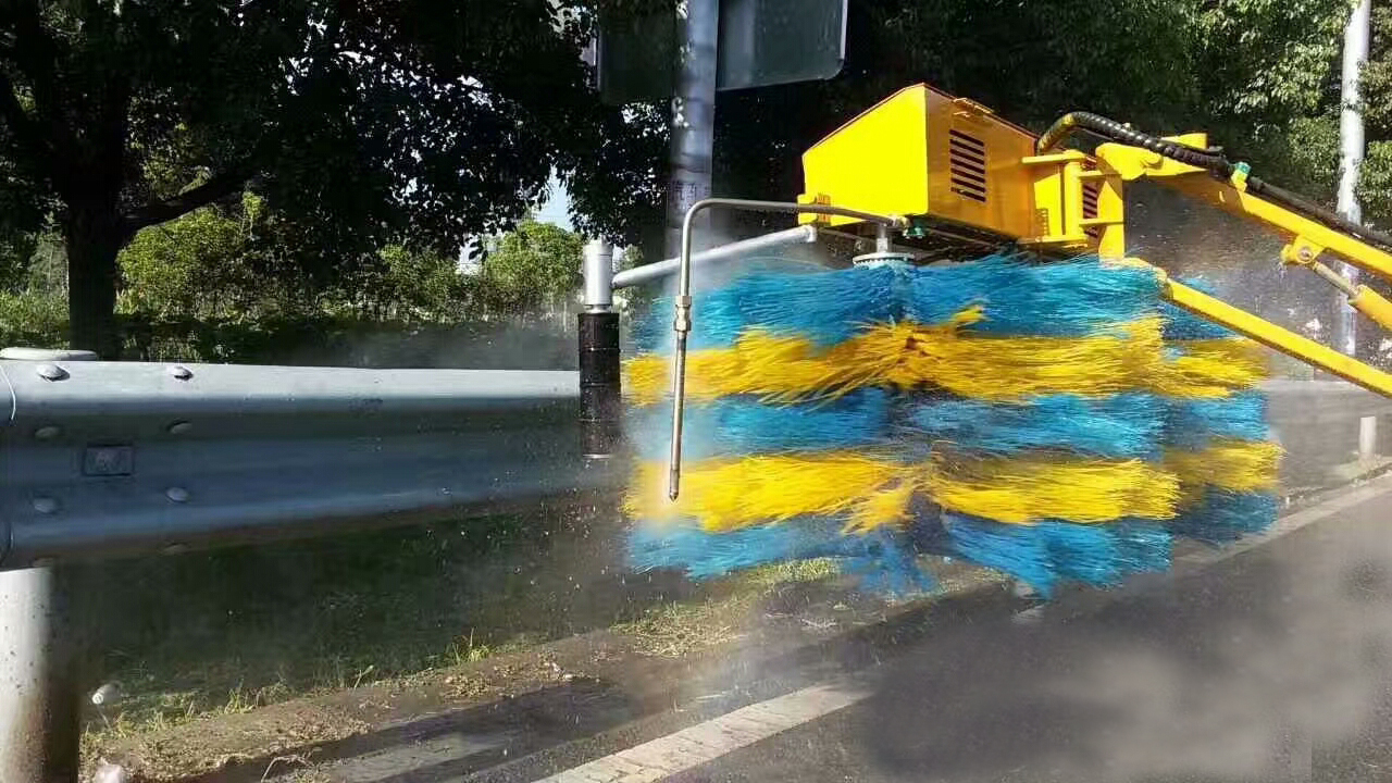 9方高速護(hù)欄清洗車