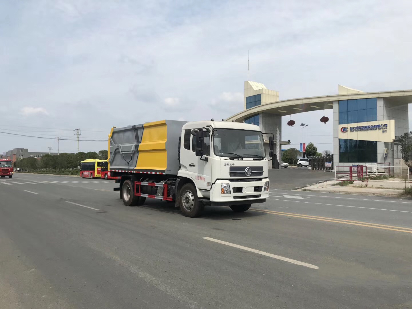 國(guó)六·東風(fēng)天錦15方對(duì)接垃圾車