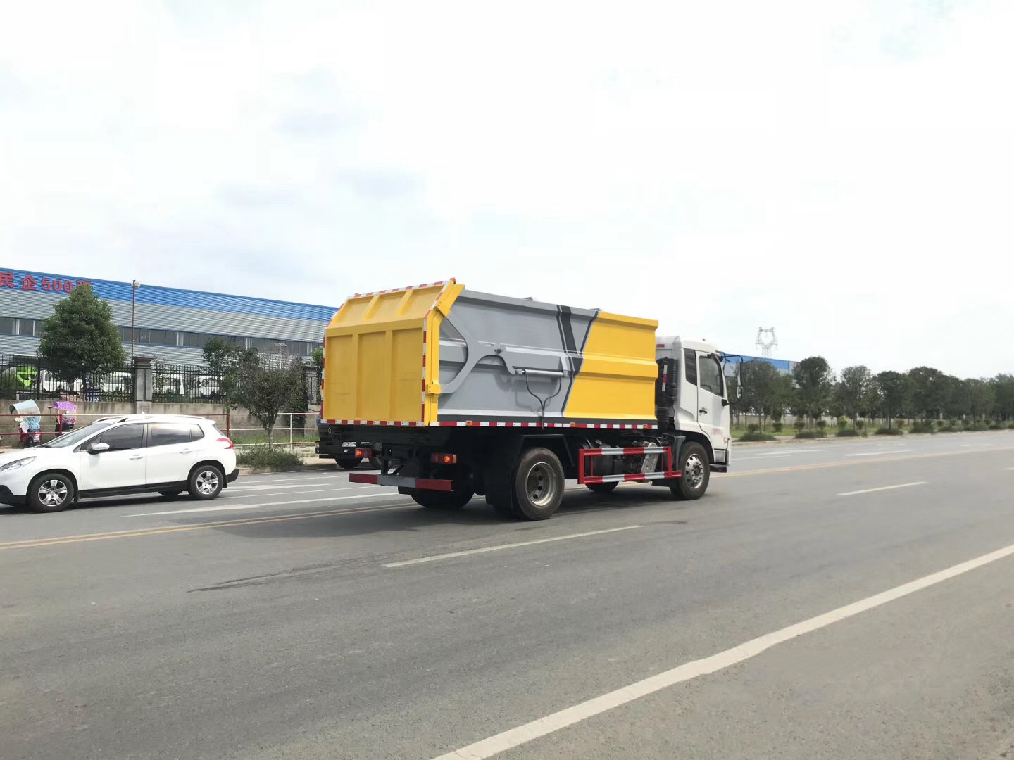 國(guó)六·東風(fēng)天錦15方對(duì)接垃圾車