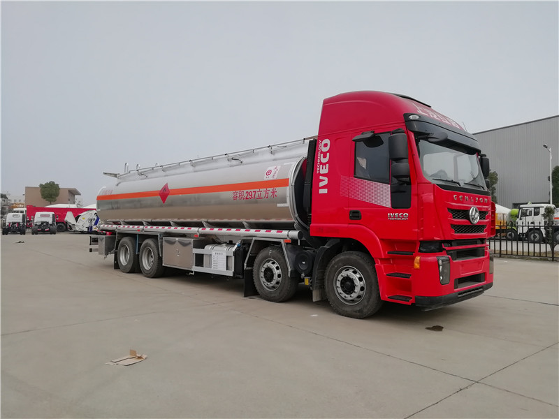 上汽紅巖29.7方前四后八鋁合金運(yùn)油車，20噸運(yùn)油車