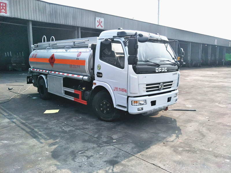 東風多利卡7噸油罐車