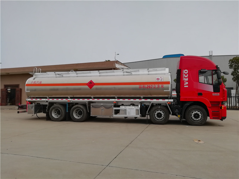 上汽紅巖29.7方前四后八鋁合金運(yùn)油車，20噸運(yùn)油車