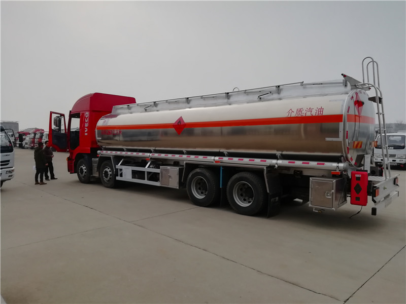 上汽紅巖29.7方前四后八鋁合金運(yùn)油車，20噸運(yùn)油車