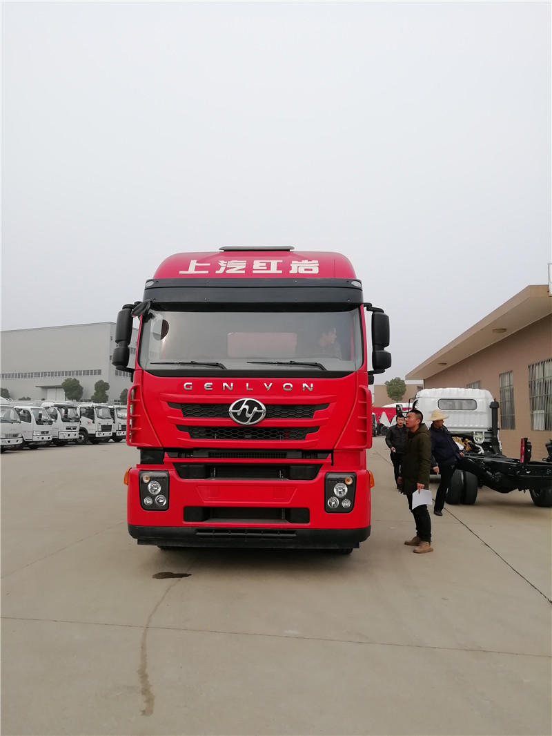 上汽紅巖29.7方前四后八鋁合金運(yùn)油車，20噸運(yùn)油車