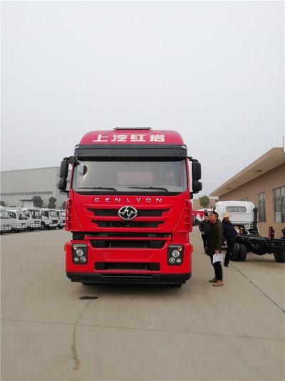 上汽紅巖29.7方前四后八鋁合金運(yùn)油車，20噸運(yùn)油車