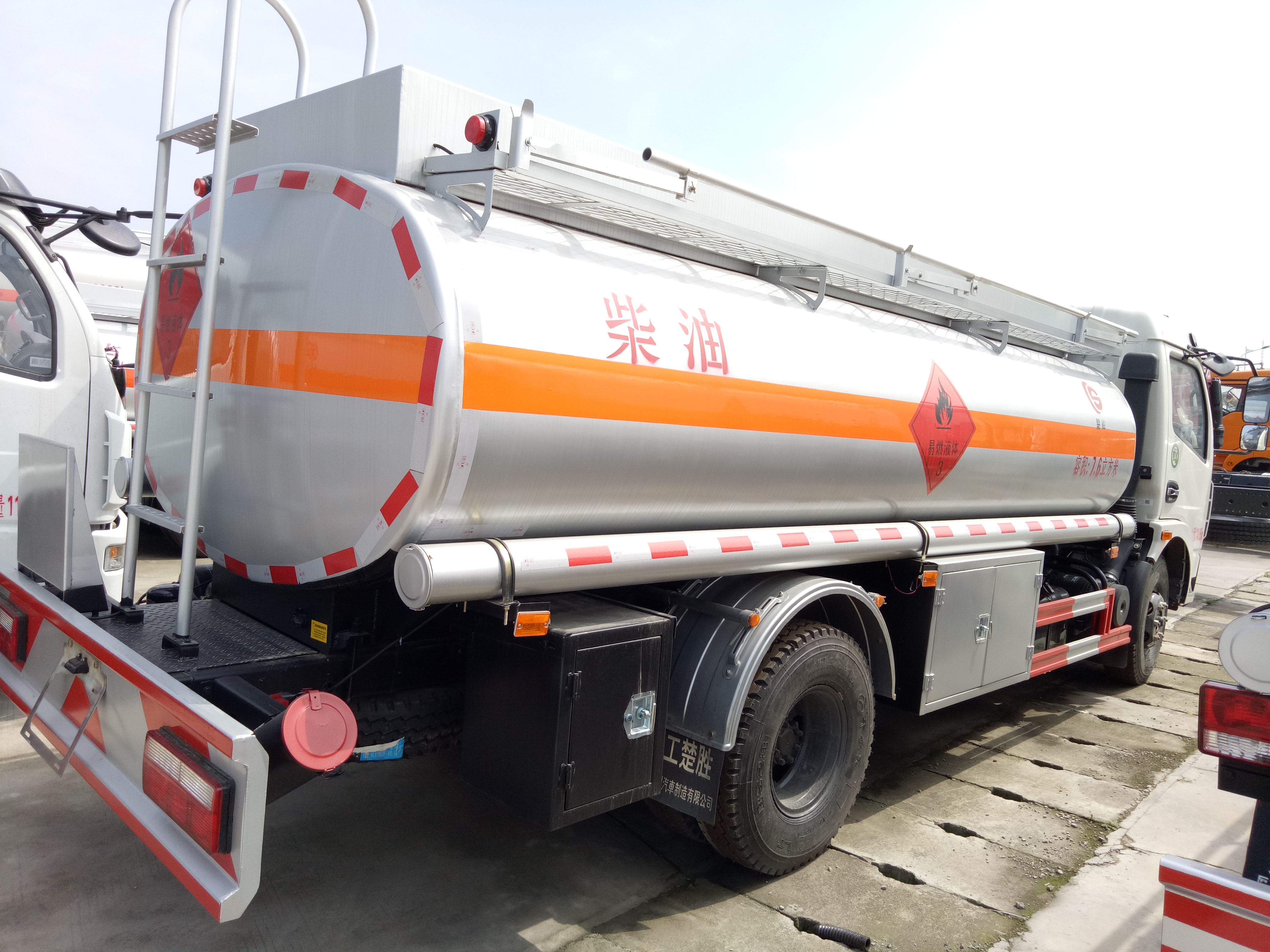 東風多利卡7噸油罐車