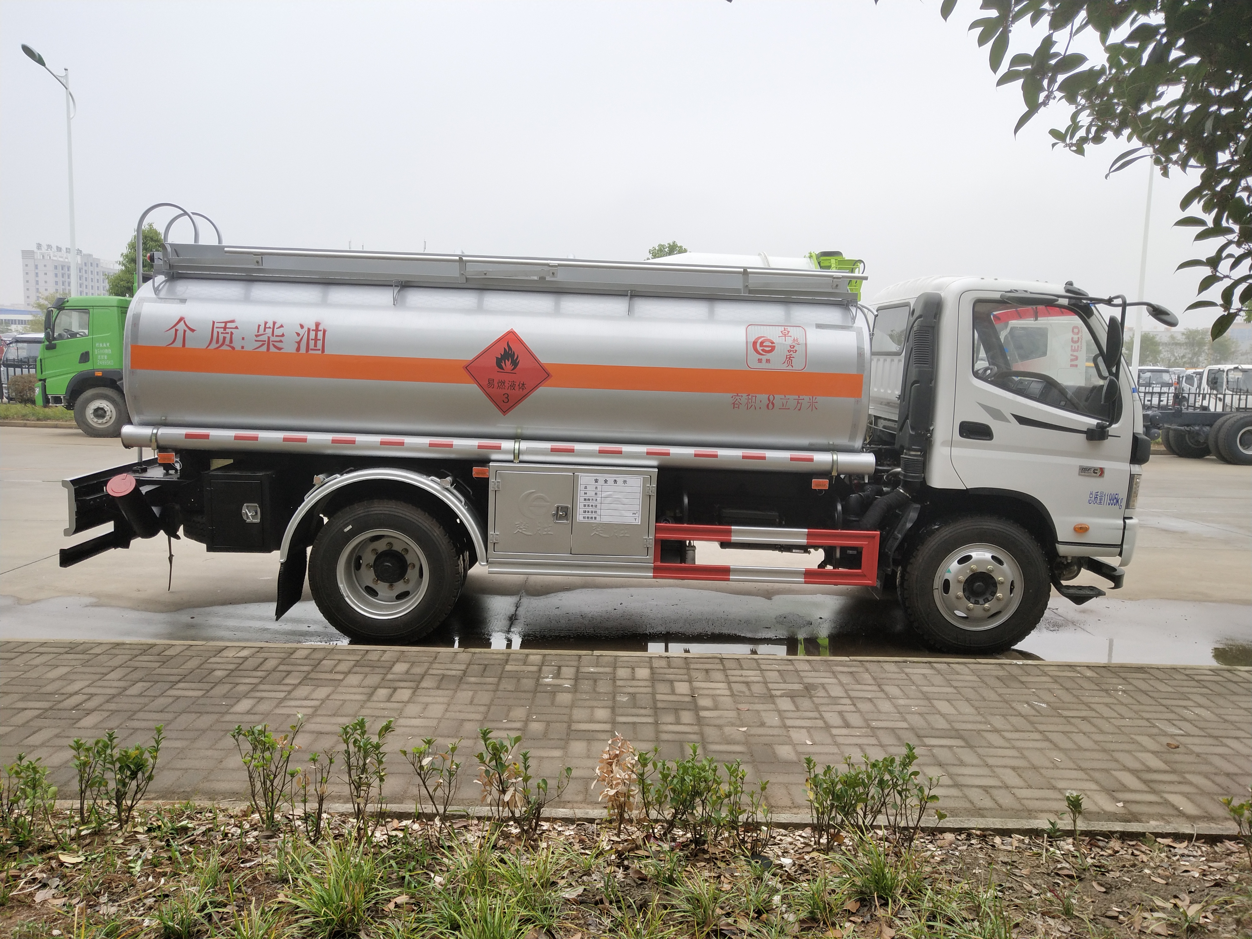 福田歐馬可8方加油車，8噸油罐車康明斯發(fā)動機