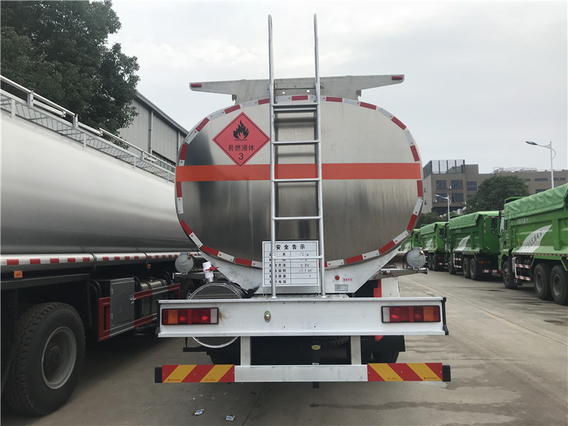 重汽斯太爾前四后八27.7方鋁合金運(yùn)油車，20.4噸鋁合金油罐車