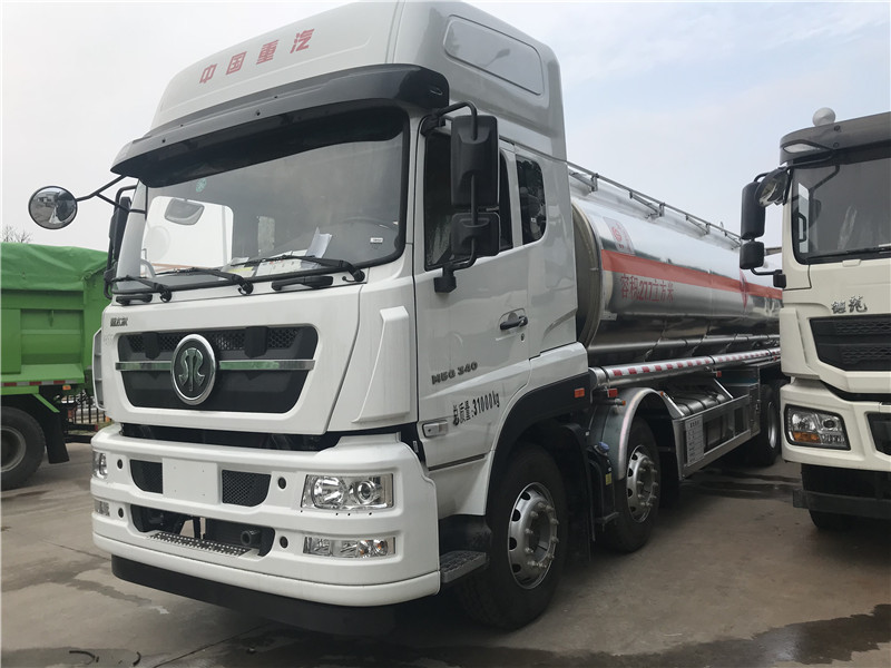 重汽斯太爾前四后八27.7方鋁合金運(yùn)油車，20.4噸鋁合金油罐車