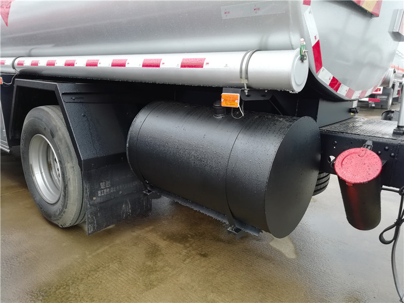 東風御虎12.6噸油罐車|12.7方運油車