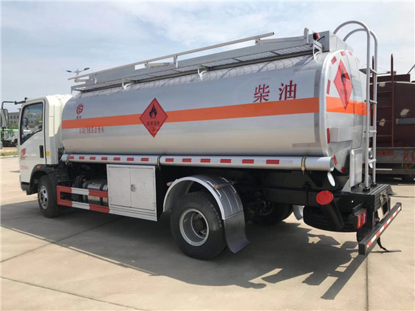 重汽豪沃10噸油罐車