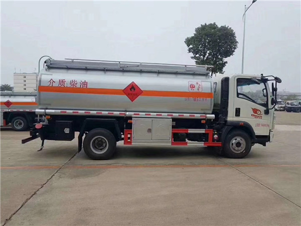 重汽豪沃10噸油罐車