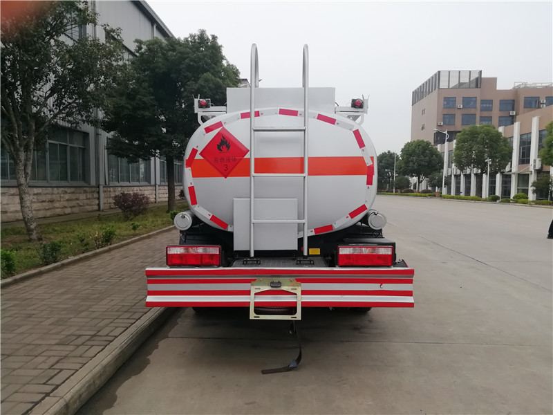 東風(fēng)多利卡5噸油罐車