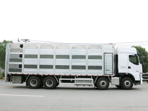 重汽國六9.6米畜禽運(yùn)輸車